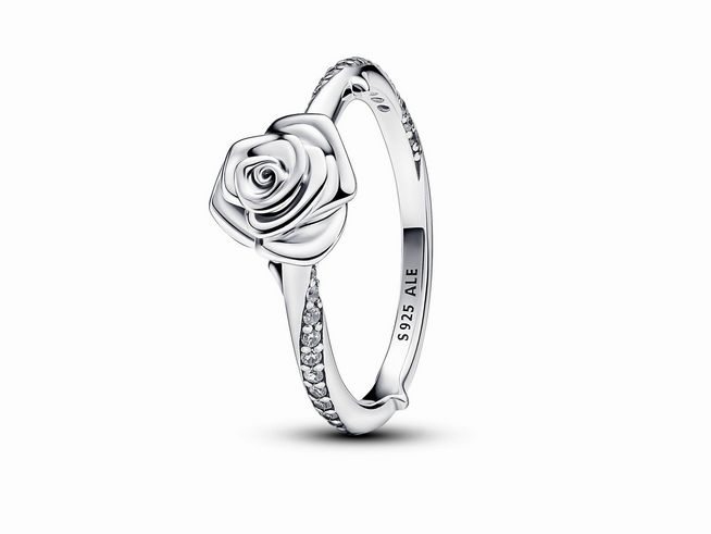 Blühende Rose Ring von Pandora aus Silber mit klaren Zirkonia in Größe 52, elegant geformte Rosendetails sorgen für einen femininen und romantischen Look.