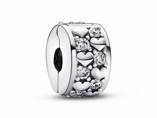 Funkelnder Clip-Stopper von Pandora aus Sterling Silber mit Zirkonia und Herzmotiven, ideal für Hochzeits- oder Schmuckkollektionen.