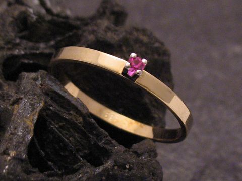 Zarter Goldring aus Gold 333 mit einem synthetischen Rubin in Größe 51, Hersteller Juwelier Harnisch, ideal bis Größe 52/17. Der Ring ist elegant und schlicht gestaltet.