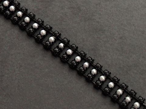 Modeschmuck Armband in Schwarz und Weiß, 18 cm lang, hergestellt von Juwelier Harnisch. Das Armband besteht aus Strass und zeigt ein elegantes Design mit wechselnden schwarzen und weißen Elementen.