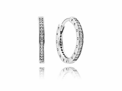 Die PANDORA Kreole 290558CZ aus Sterling Silber zeigt elegante Ohrringe mit funkelnden Zirkoniasteinen und dem eingravierten PANDORA Schriftzug. Ideal für jeden Anlass.