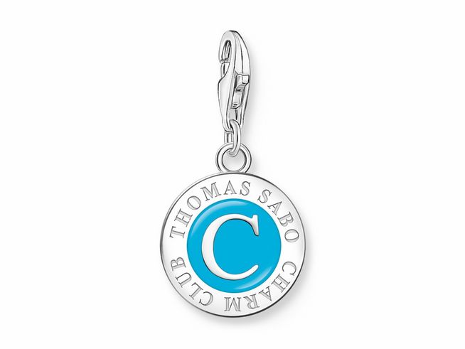 Charm-Anhänger von Thomas Sabo aus Silber und Emaille in Türkis mit einem großen C und der Aufschrift Thomas Sabo Charm Club, ideal für individuelle Schmuckstücke.