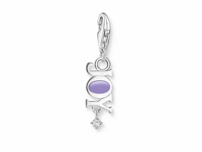 Charm-Anhänger von Thomas Sabo in Silber mit violettem Emaille-Einsatz und Zirkonia. Der Anhänger zeigt das Wort Joy und hat einen karabinerartigen Verschluss. Ideal für modische Akzente.