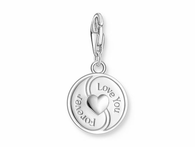 Charm-Anhänger von Thomas Sabo aus Silber mit mehrfarbiger Emaille, gestaltet im Yin-Yang-Design. Verziert mit Zirkonia und einer Herzform sowie den Gravuren Forever und Love You.