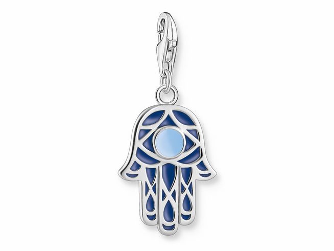 Charm-Anhänger in Form einer Hand mit einem Auge, aus Silber und blauer Emaille, von Thomas Sabo, Modell 2020-007-1, Neuheit 2023.