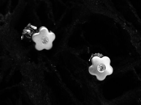 Blümchen mattierte Sterling Silber Ohrringe mit Zirkonia, hergestellt von Juwelier Harnisch, ideal für Kinder. Die Ohrringe haben eine verspielte Blumenform und attraktiven Glanz.