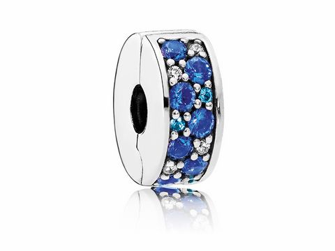 Silberner Charm von Pandora mit blauen Pavé-Steinen und funkelndem Glanz, ideal für individuelle Schmuckstücke. Perfekte Ergänzung für Armbänder und Anhänger.