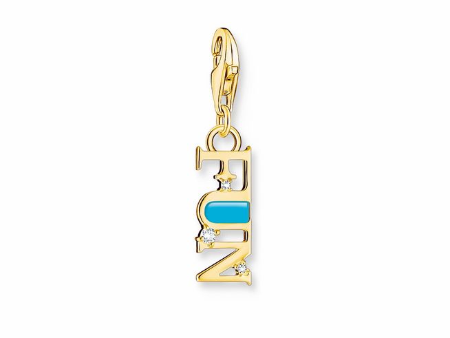 Charm-Anhänger von Thomas Sabo in Silber mit vergoldetem Finish, der Schriftzug "FUN", verziert mit türkisem Emaille und kleinen Zirkoniasteinchen. Ideal für individuelle Schmuckdesigns.