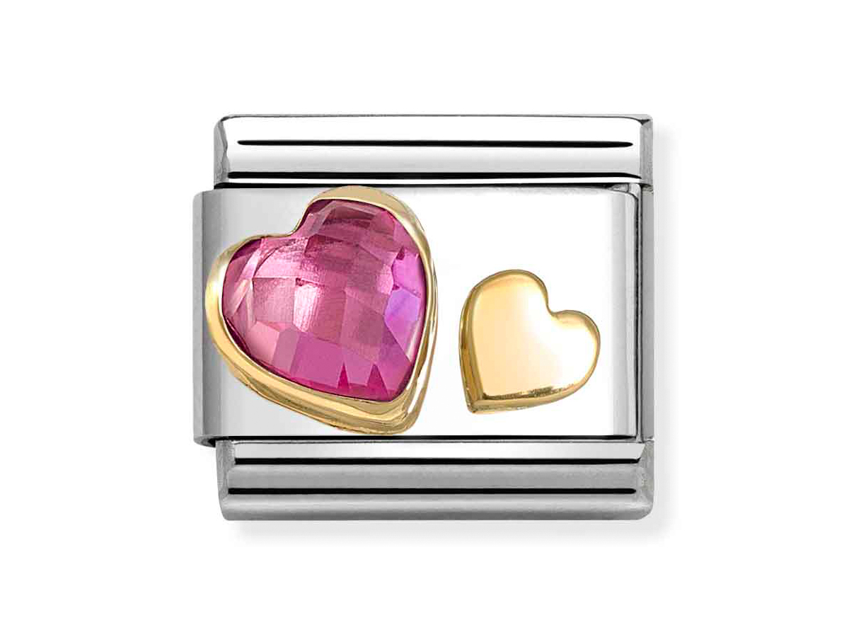 Doppelherz Magenta Zirkonia Element Classic Gold von Nomination zeigt zwei herzförmige, facettierte Zirkonia in Pink und Gold auf einer silbernen Grundfläche, ideal für stilvolle Schmuckliebhaber.