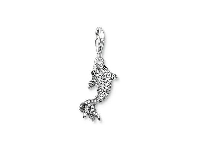 Charm-Anhänger von Thomas Sabo in Form eines silbernen Koi mit Zirkonia besetzt, detailreiche Darstellung mit schimmernden Elementen und beweglichem Anhänger. Neuheit des Herstellers.