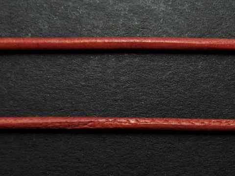 Ziegenlederkette in rot, ca 100 cm lang und 1,2 mm dick, Hersteller Juwelier Harnisch, ideal für Schmuckdesign.