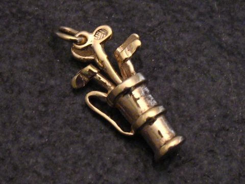 Gold Anhänger in Form eines Golfschlägers mit Tasche und Golfausrüstung, Hersteller Juwelier Harnisch, ideal für Sportliebhaber und Golfenthusiasten.