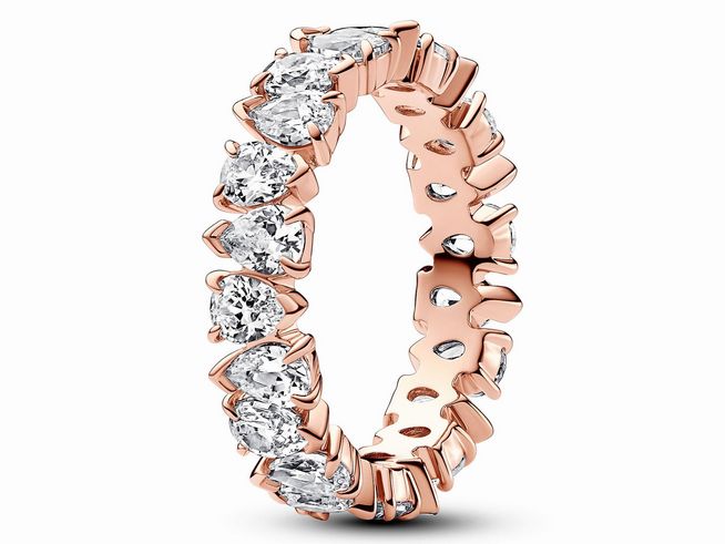 Funkelnder Band-Ring aus roségoldvergoldetem Material mit Zirkonia, Größe 52, von Pandora. Der Ring zeigt eine ansprechende Anordnung von strahlenden Steinen in eleganter Form.