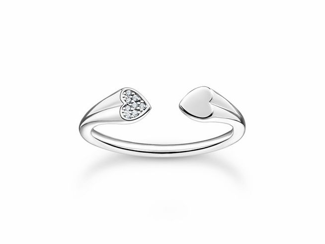 Thomas Sabo Ring TR2392-051-14-60 aus Sterling Silber mit Zirkonia in Größe 60, filigranes Design mit zwei herzförmigen Elementen, einer Seite mit funkelnden Zirkonia, elegant und modern.