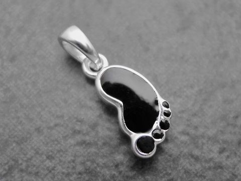 Babyfußabdruck Anhänger aus Sterling Silber mit schwarzem Lack, niedlich und speziell für Kinder, hergestellt von Juwelier Harnisch.