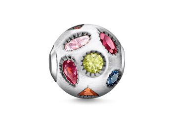 Ein mehrfarbiger Karma Bead von Thomas Sabo mit verschiedenen Steinen in unterschiedlichen Formen. Der Bead hat ein silbernes Gehäuse und zeigt lebendige Farbakzente.