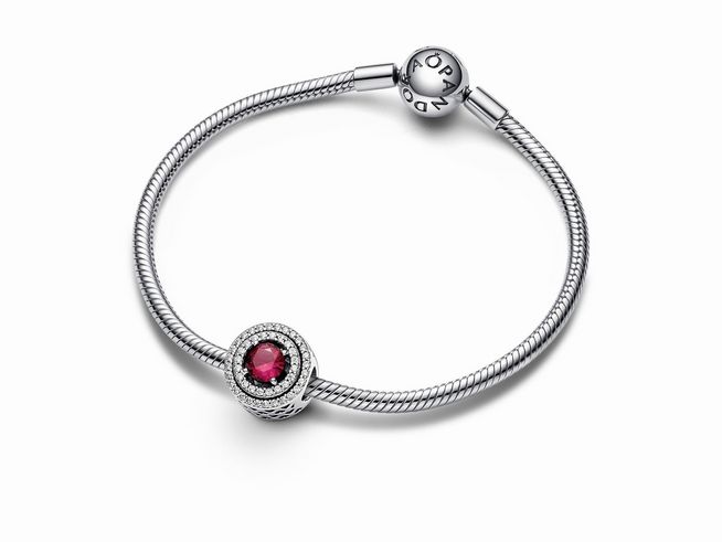 Pandora Charm 792418C01 aus Sterling Silber mit Steinmix in Rot, elegant in der Mitte eines feinen Armbands platziert, verleiht einen sophisticated Look.