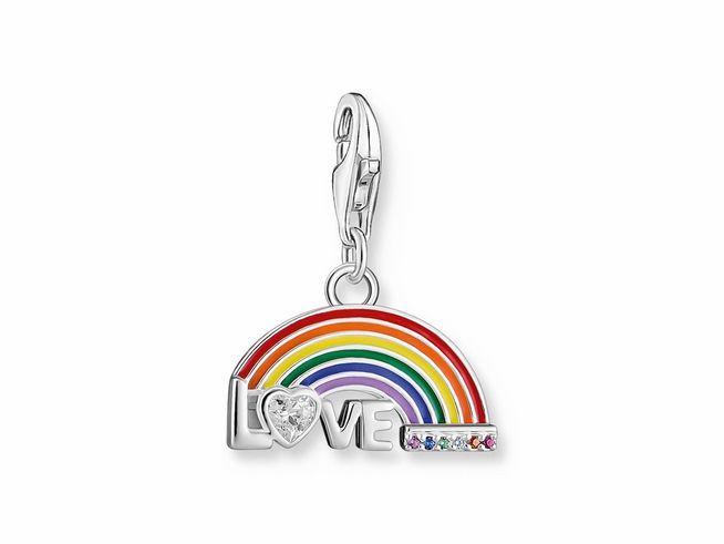 Charm-Anhänger in Silber mit einem bunten Regenbogen und dem Schriftzug LOVE, verziert mit einem klaren Stein und buntem Emaille, von Thomas Sabo.