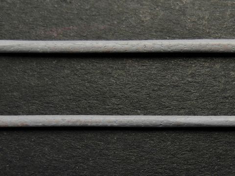 Graue Kette aus Ziegenleder mit einer Länge von ca. 100 cm und einer Dicke von 1,2 mm, hergestellt von Juwelier Harnisch, Lederband Lederkette.