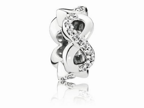 Silbernes Zwischenelement Charm von Pandora mit Unendlichkeitssymbol und Zirkonia-Steinen, elegantes Design, vielseitig einsetzbar in Armbändern oder Schmuckstücken.