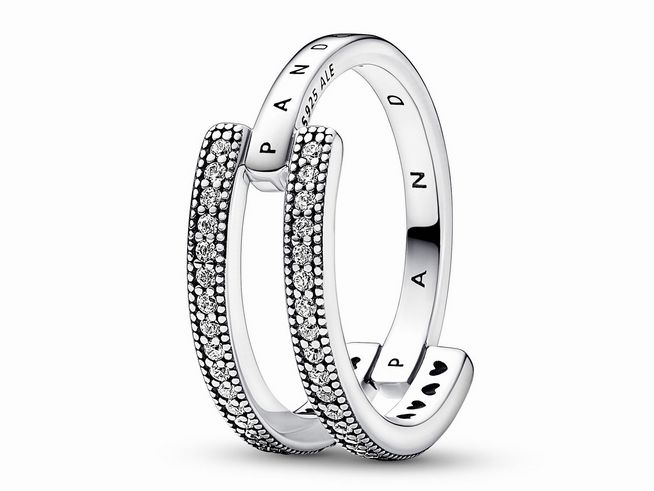 Doppelband-Ring von Pandora aus Sterling Silber mit Pavé Zirkonia in Größe 50. Der Ring hat eine elegante, moderne Form und ist mit funkelnden Zirkonia besetzt.