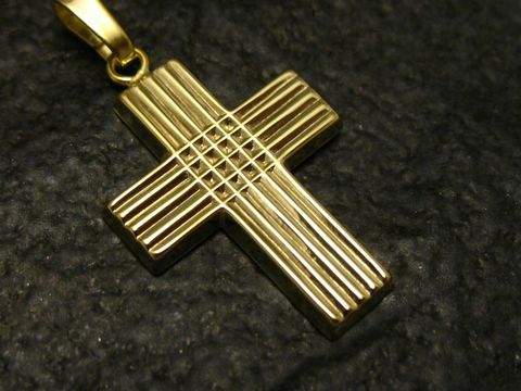 Goldkreuz mit Streifenmuster aus Gold 333, hergestellt von Juwelier Harnisch, klassisches Design, ideal als Schmuckstück oder Geschenk.