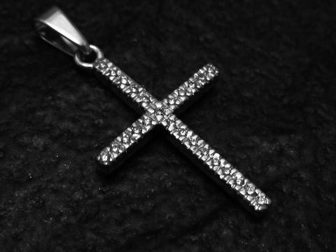 Kleines Diamant Kreuz mit 17 Diamanten aus Weißgold 585, Hersteller Juwelier Harnisch, elegante Schmuckausführung für besondere Anlässe, strahlt zeitlosen Chic aus.