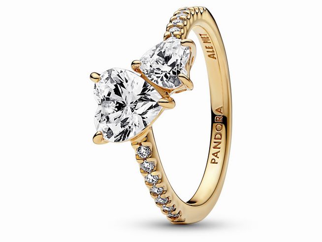 Doppel-Herz funkelnder Ring von Pandora in Gelbgold Vergoldung, Größe 48 mit zwei herzförmigen Steinen und zusätzlichen weißen Zirkonia. Elegant und zeitlos, ideal für besondere Anlässe.