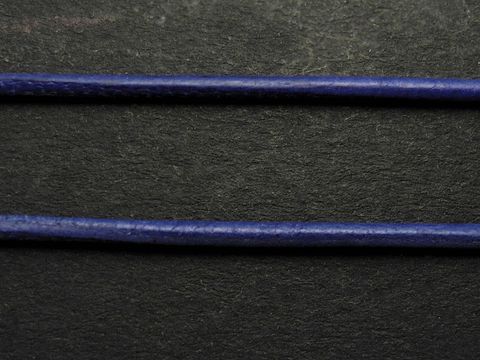 Zwei blaue Lederbänder aus Ziegenleder, ca. 100 cm lang und 1,2 mm dick, hergestellt von Juwelier Harnisch, ideal als Lederkette für Schmuckdesign.