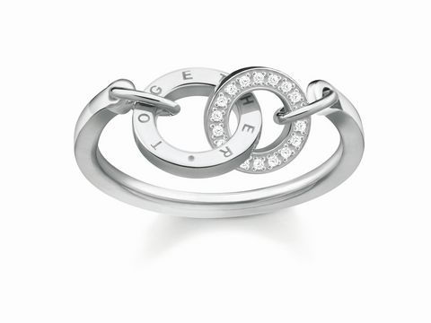 Silberner Ring von Thomas Sabo mit Zirkonia, Größe 48, zwei miteinander verbundenen Ringen, einer graviert mit Together und der andere mit funkelnden Zirkonia verziert.