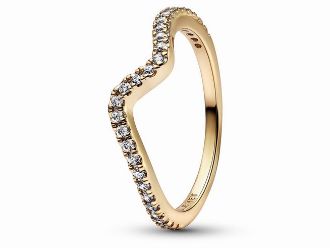 Funkelnder Wellenring von Pandora mit gelbgoldener Vergoldung, besetzt mit Zirkonia, Größe 50, elegantes Design für besonderen Chic. Ideal als Geschenk oder für persönliche Akzente.