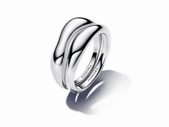 Organisch geformte Stacking-Ringe von Pandora aus Sterling Silber in Größe 60 mit eleganten Wellenformen und polierter Oberfläche, perfekt für stilvolle Akzente.