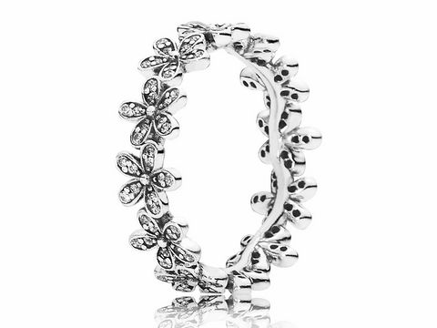 Ein eleganter Pandora Ring aus Silber mit blütenförmigen Details und funkelnden Zirkonia-Steinen, Größe 52, der durch sein florales Design besticht.