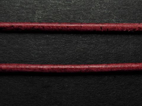 Ziegenlederkette in weinrot, ca. 100 cm lang, 1,2 mm stark, hergestellt von Juwelier Harnisch, geeignet als Lederband für Schmuck.