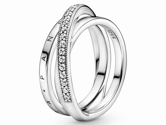 Der Pandora Silber Crossover Pavé Dreiband Ring mit Zirkonia in Größe 60 ist elegant und modern gestaltet, mit drei ineinander verschlungenen Ringen, von denen einer mit funkelnden Zirkonia verziert ist.