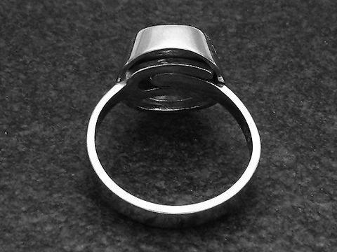 Silberner Ring in klassischem Design mit verstellbarem Band, verziert mit einem Jade-Stein, rhodiniert und von Juwelier Harnisch.