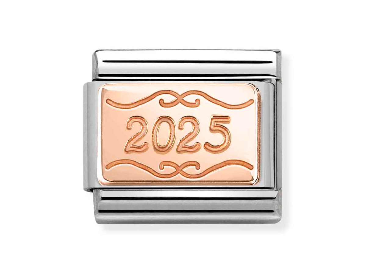 Element Classic Roségold von Nomination zeigt eine elegante Metallplatte mit der gravierten Zahl 2025, umgeben von geschwungenen Linien, ideal für persönlichen Schmuck.