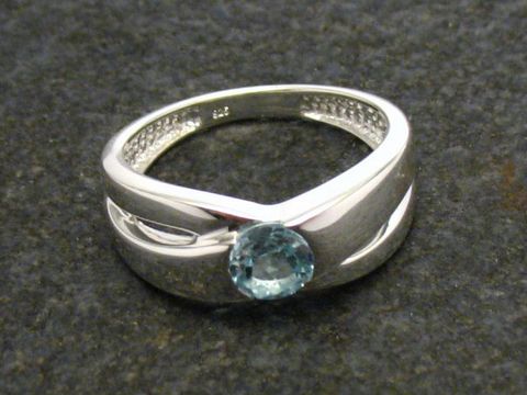 Ring aus 925 Sterling Silber in Größe 52 mit Zirkonia, hergestellt von Juwelier Harnisch, elegant geformt mit einem zentralen blauen Stein und ansprechendem Design.