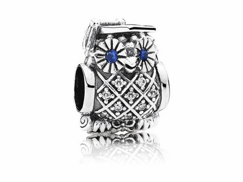 Charm in Form einer Eule aus Silber mit klaren Zirkonia und blauen Kristallen, symbolisiert Wissen und Bildung, ideal für Schul- und Berufsanhänger von Pandora.