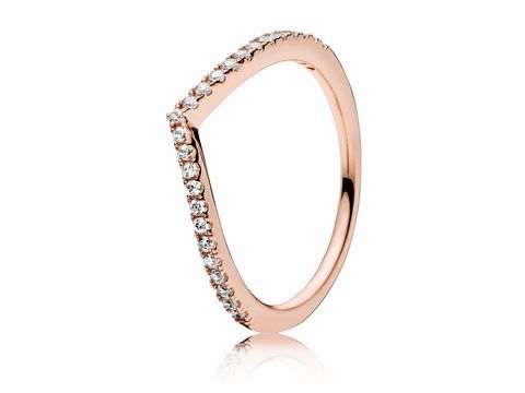 Schimmernder Ring von Pandora in rosé mit zarten, funkelnden Elementen, Größe 48, edles Design, perfekt für jeden Anlass. Elegante Optik und hochwertiges Material.
