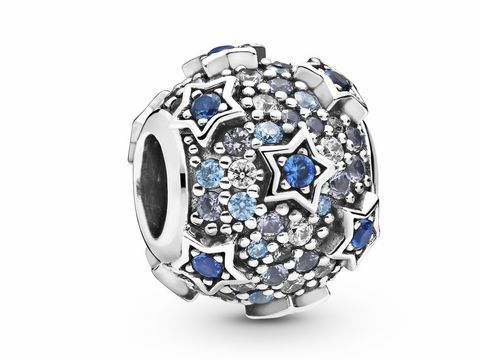 Charm von Pandora aus Sterling Silber mit funkelnden blauen und transparenten Steinen in Sternform. Das Design ist elegant und ideal für die persönliche Schmuckkollektion.