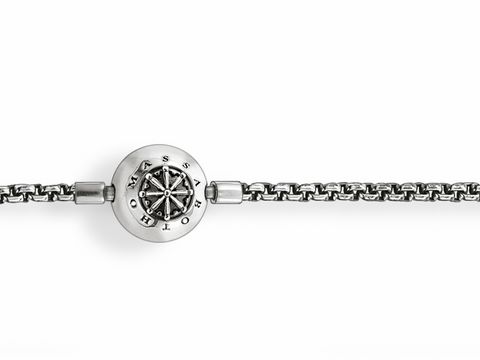 Eine Thomas Sabo Karma Beads Kette aus geschwärztem Silber mit einer Länge von 45 cm. Die Kette hat ein zentrales Ornament mit einem detaillierten Motiv, das die Markenidentität unterstreicht.