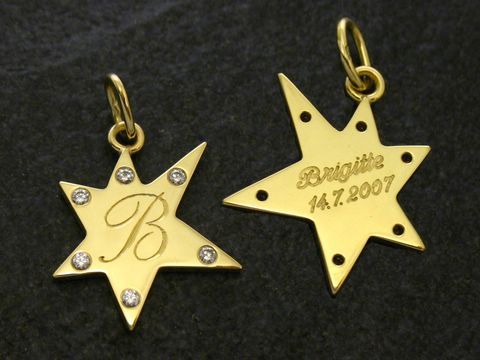 Stern Anhänger aus Gold 750 mit eingefassten Zirkonia-Steinen, graviert mit dem Namen Brigitte und dem Datum 14.7.2007, von Juwelier Harnisch, Sonne, Mond und Sterne.