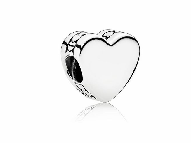 Pandora Charms flaches Herz 792015 aus Silber mit beidseitiger Gravur, ideal für Hochzeiten und besondere Anlässe. Elegant geformtes Herz mit funkelndem Finish.