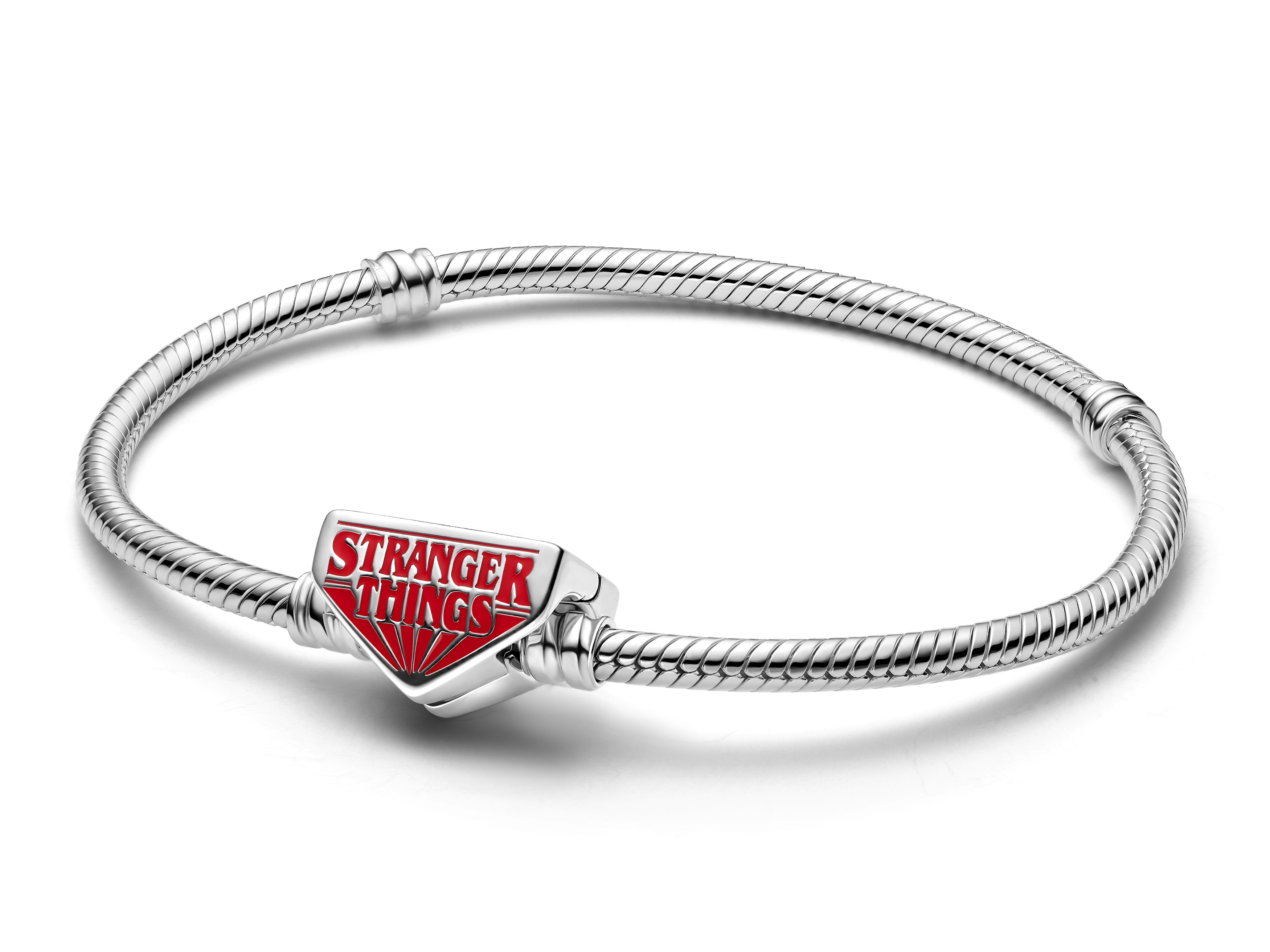 Silbernes Schlangen-Armband von Pandora mit rotem Emaille-Einsatz und dem Schriftzug Stranger Things, Länge 16 cm, ideal für Fans der Serie und stilvolles Zubehör.