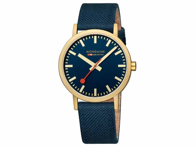 Mondaine Classic Uhr A660.30360.40SBQ in 40 mm mit IP Gelbgoldvergoldung und einem Ziffernblatt in Ocean Blau, ausgestattet mit einem strapazierfähigen blauem Textilarmband.