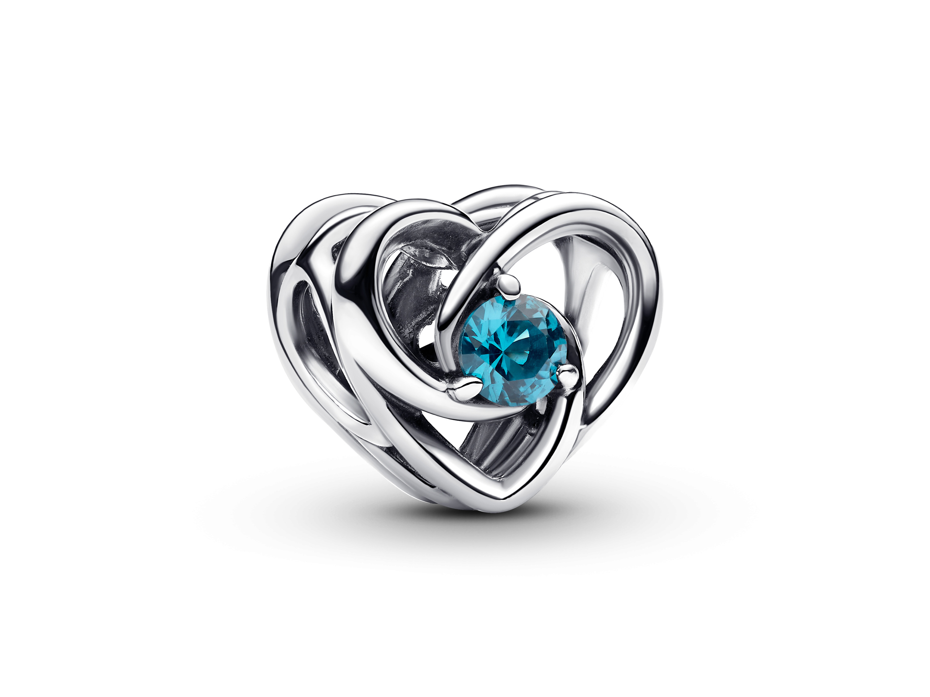 Charm von Pandora in Form eines verflochtenen Herzens aus Sterling Silber, verziert mit einem blauen synthetischen Kristall, ideal für stilvolle Armbänder.