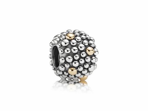 Bicolor Charm von Pandora mit Moospünktchen-Design, kombiniert aus silbernen und goldenen Elementen, ideal für Armbänder und eine stilvolle Ergänzung für Schmuckkollektionen.