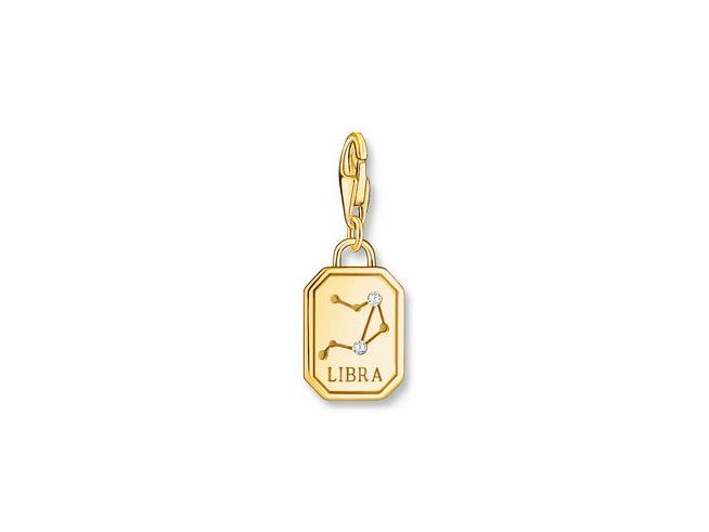 Charm-Anhänger von Thomas Sabo mit dem Sternzeichen Waage in Silber mit gelbgoldvergoldeter Oberfläche und Zirkonia, enthält die Schriftzug LIBRA und ein symbolisches Design der Waage.