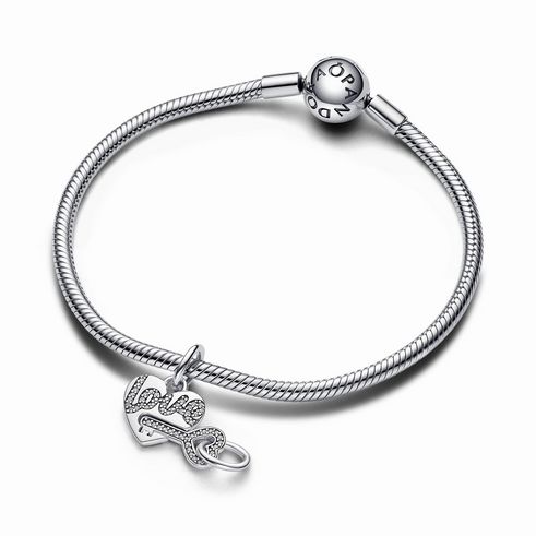 Sterling Silber Armband von Pandora mit einem Teilbaren Herz und Schlüssel Charm-Anhänger, verziert mit klarem Zirkonia, ideal als Geschenk zum Valentinstag 14. Februar.